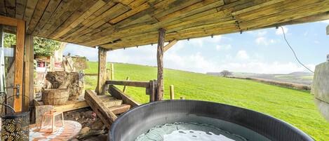 Outdoor spa tub