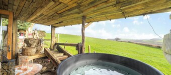 Cosy rustic cabin with hot tub and country views