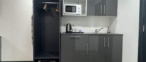 Kylskåp, mikrovågsugn, ugn och spishäll