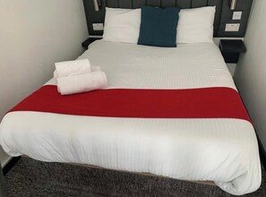 1 dormitorio, tabla de planchar con plancha, wifi y ropa de cama