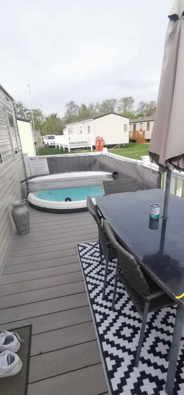 Outdoor dining - Cosy hottub caravan Retreat in Lincolnshire (Lincoln)