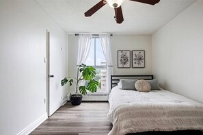 3 bedrooms, desk, WiFi, bed sheets - Modern Condo located in quiet area near downtown (Hamilton)