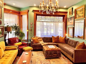 TV connectée, jeux vidéo, baby-foot, livres