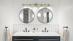 Douche, sèche-cheveux, bidet, serviettes fournies
