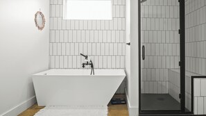 Bruser, hårtørrer, bidet, håndklæder