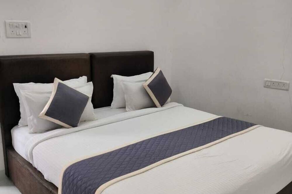 Eben Service Apartment