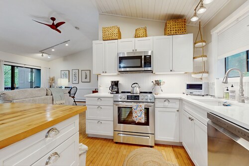 Beautiful bright condo with deck, wifi, kitchen, w/d, bbq, mountain view, TV's