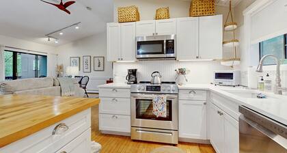 Beautiful bright condo with deck, wifi, kitchen, w/d, bbq, mountain view, TV's