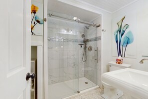 Secador de pelo y toallas