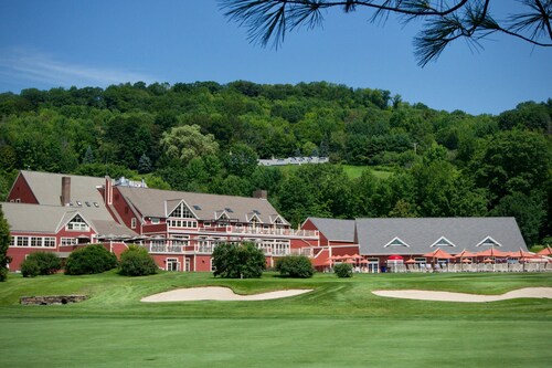 Beautiful bright condo with deck, wifi, kitchen, w/d, bbq, mountain view, TV's