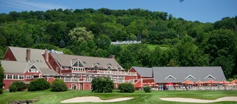 Beautiful bright condo with deck, wifi, kitchen, w/d, bbq, mountain view, TV's