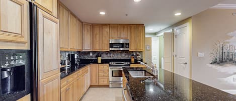 Refrigerador, microondas, horno y parrilla de estufa