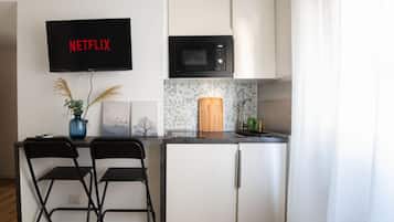 Réfrigérateur, micro-ondes, plaque de cuisson, lave-vaisselle