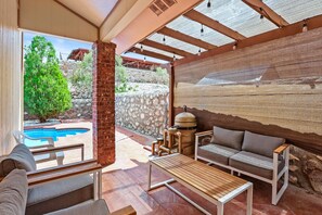 Terrace/patio - Charming 3 bedroom house with WiFi, AC beautiful backyard and pool.  (El Paso)