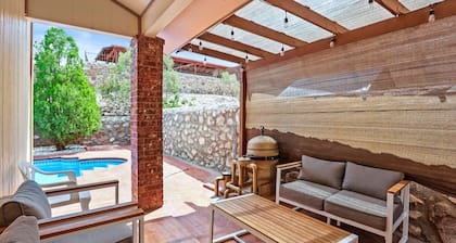 Charming 3 bedroom house with WiFi, AC beautiful backyard and pool.