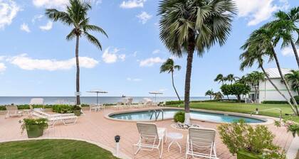 7 Mile Beach, 2BR Ground Floor Oceanfront Condo with Pool, Sleeps 6