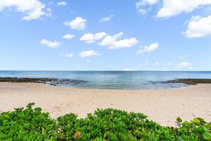 Nær stranden og solsenger