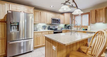 Condo with access to Golf, Pool, Hot tub, Lake access, & Resort Amenities