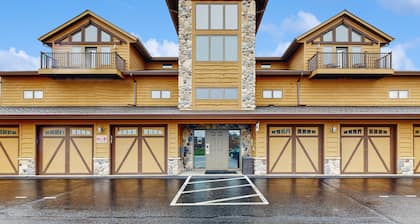 Condo with access to Golf, Pool, Hot tub, Lake access, & Resort Amenities