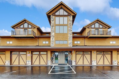 Condo with access to Golf, Pool, Hot tub, Lake access, & Resort Amenities