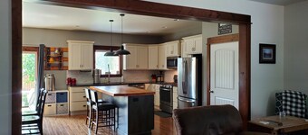 Spacious and Comfortable minutes to BZN airport, close to downtown Bozeman!