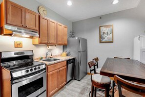 Fridge, microwave, oven, stovetop - Brookside II B-303 - Sunday River Slopeside Condominium (Newry)