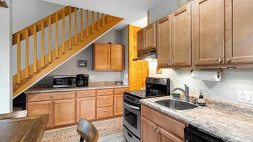 冷蔵庫、電子レンジ、オーブン、コンロ