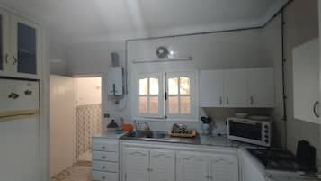 Réfrigérateur, micro-ondes, plaque de cuisson, cafetiÚre/bouilloire