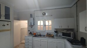 Refrigerador, microondas, placa de cocina, cafetera/tetera