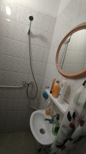 Regadera, toallas, jabón, shampoo 