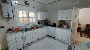 Réfrigérateur, micro-ondes, plaque de cuisson, cafetière/bouilloire