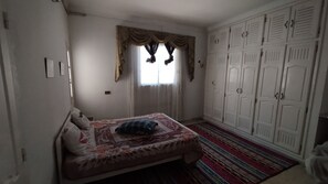 2 habitaciones, tabla de planchar con plancha, cuna de viaje y wifi