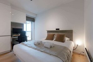 2 soverom, skrivebord, strykejern/-brett og wi-fi