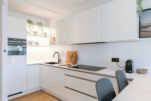 Kjøleskap, mikrobølgeovn, ovn og kokeplater