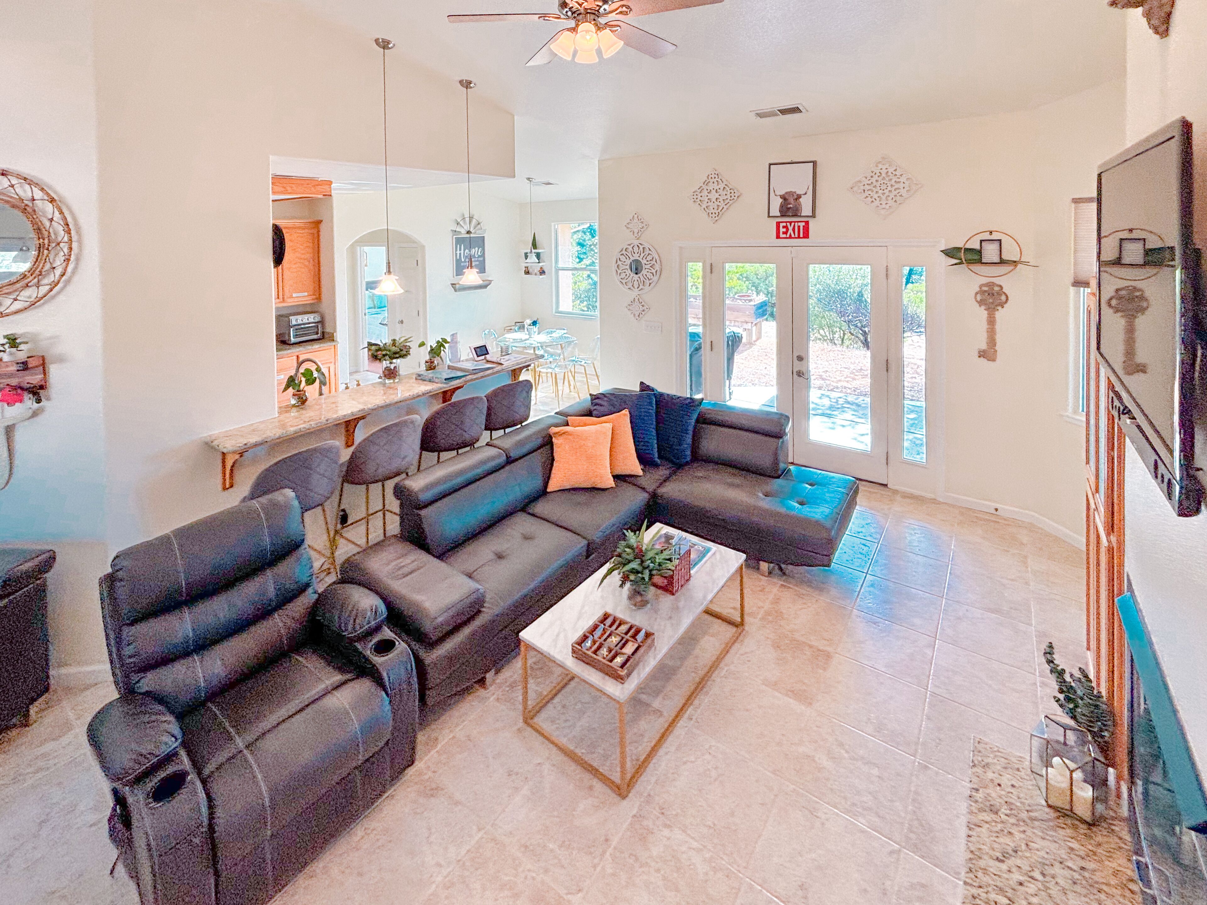 Una Smart TV, una chimenea, un futbolín, una mesa de tenis de mesa