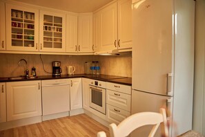 冷蔵庫、オーブン、コンロ、食器洗い機