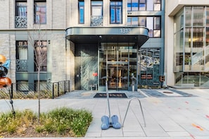 Exterior detail - Chic Logan Circle 1BR w/ W/D, near White House & Dining, by Blueground (Washington, D.C.)