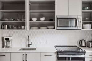 Fridge, microwave, oven, stovetop - Chic Logan Circle 1BR w/ W/D, near White House & Dining, by Blueground (Washington, D.C.)