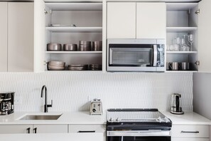 Frigorifero, microonde, forno, piano cottura