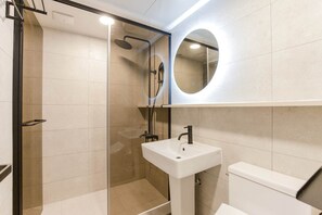 Rom – deluxe (B, Shower) | Skrivebord og wi-fi (inkludert)