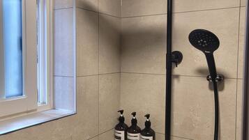 Kamar Double, 1 Tempat Tidur Queen, Bebas Asap Rokok | Kamar mandi | Pengering rambut, sandal, handuk, dan sabun