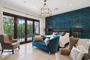 5 間睡房、書桌、熨斗/熨衫板、可攜式嬰兒床