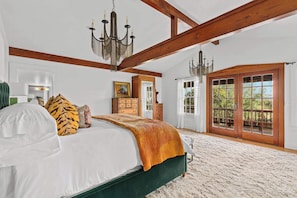 4 bedrooms, iron/ironing board, WiFi, bed sheets - Rockhouse at Ololo, Hot Tub, Pool, Close to Main! (Fredericksburg)