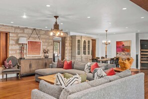 Fernseher, Kamin, Arbeitsbereiche