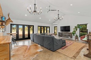 Fernseher, Kamin, Arbeitsbereiche