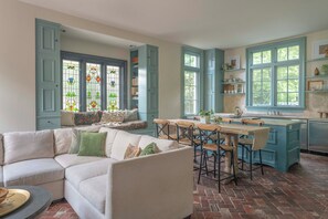 Fireplace - High Street Inn W High St Room | 1 Bed, 1 Bath (Charlottesville)