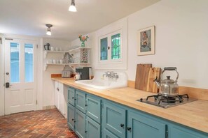 Fridge, microwave, oven, stovetop - High Street Inn W High St Room (Charlottesville)