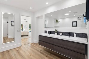 4 bedrooms, free WiFi, bed sheets