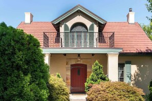 Exterior detail - Historic Suite with Fireplace & Patio (Charlottesville)