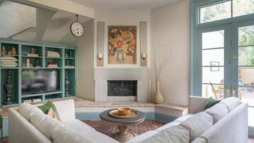 Smart TV, chimenea y oficina